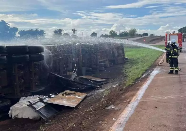 após carreta tombar