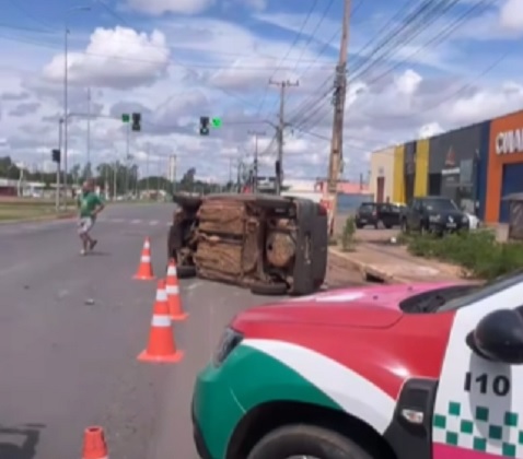 carro capotado rodovia mário