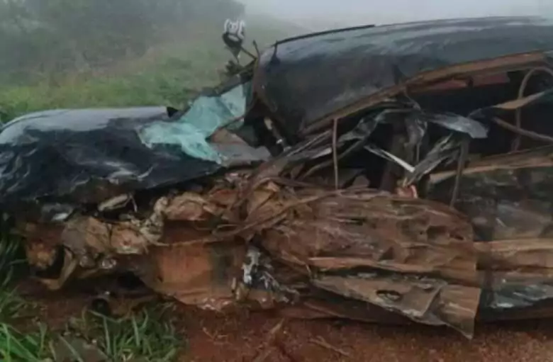 carro de passeio e um caminhão