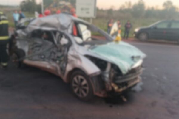 carro atingir caminhão em Cuiabá mt-010
